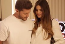 Camila Queiroz e Klebber Toledo mostram emoção ao exibir enxoval da primeira filha