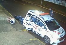 Veja Vídeo – Motociclista embriagado bate em viatura da polícia parada em Araçatuba (SP)