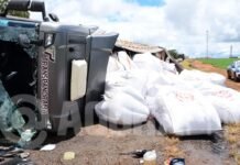 Engavetamento após tombamento deixa motorista gravemente ferido