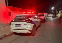 Dupla invade casa e atira na cabeça de alvo ao lado da esposa