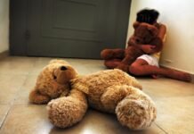 Avó é presa por segurar neta para o marido cometer estupro