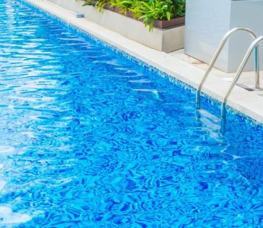 Homem aplica mata-leão e tenta afogar namorada; ‘hoje você morre”