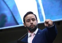 Ex-deputado coleciona processos por ‘uso indevido de imagem’