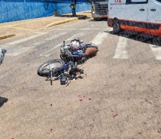 Motociclista morre ao bater na traseira de caminhonete em rotatória