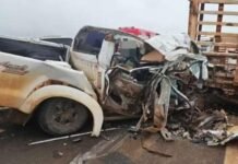 Motorista fica preso às ferragens após batida entre caminhonete e caminhão