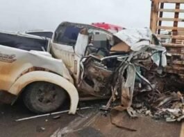 Motorista fica preso às ferragens após batida entre caminhonete e caminhão