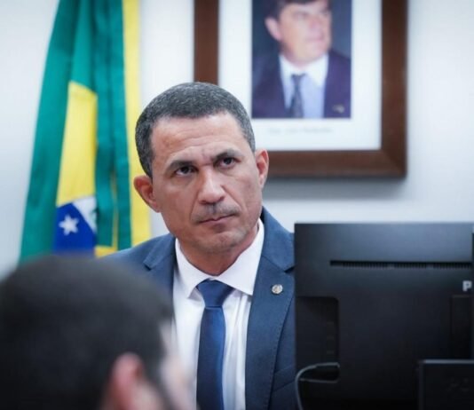 Deputado critica proposta que reduz escala 6×1 por temer desmonte na economia’