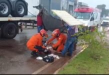 Caminhoneiro sofre choque elétrico ao afastar fiação baixa com vassoura