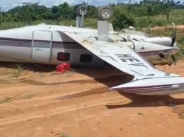 Avião bimotor com 4 pessoas cai no interior; táxi aéreo