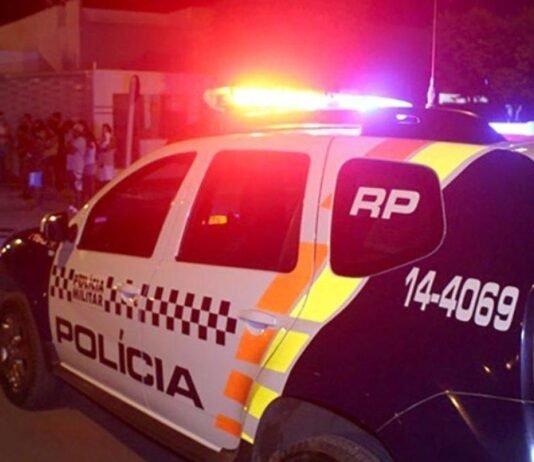 Mulher foge depois de atacar marido com garrafa quebrada em bebedeira e briga