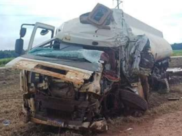 Caminhoneiro morre e outro fica em estado grave após batida na BR-070