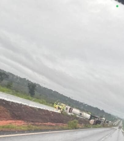 Carreta-tanque tomba na BR-163 e bloqueia rodovia por horas
