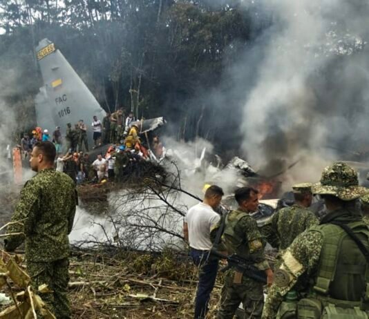 Veja Vídeo – Avião militar cai na Colômbia com mais de 120 pessoas a bordo;