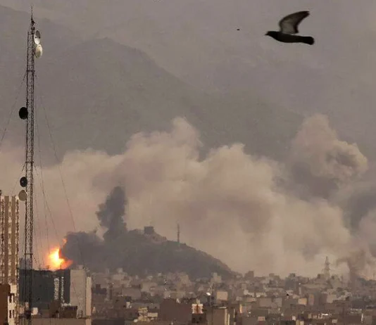 Guerra no Oriente Médio tem mais bombardeios e mortes neste domingo