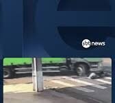 Veja Vídeo – Saiu rolando: motoqueira escapa por pouco de atropelamento por caminhão; veja