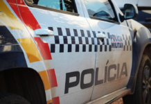 Ex invade quitinete, agride mulher e destrói móveis em surto de ciúmes