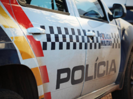 Ex invade quitinete, agride mulher e destrói móveis em surto de ciúmes