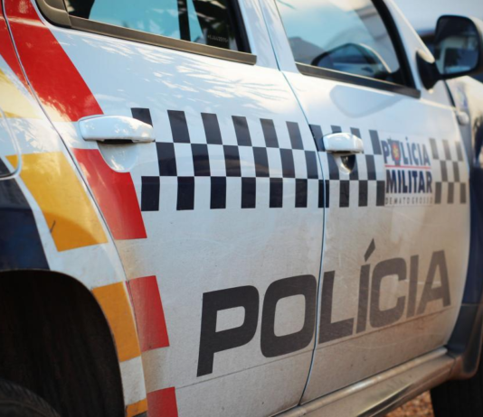 Ex invade quitinete, agride mulher e destrói móveis em surto de ciúmes