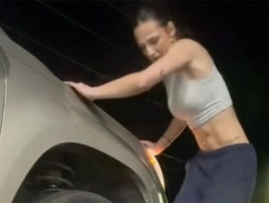 Veja Vídeo – Mulher viraliza ao tentar trocar pneu de carro sozinha; veja desfecho