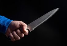 Homem é esfaqueado por amigo durante bebedeira em casa