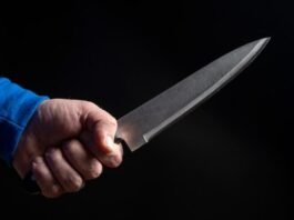 Homem é esfaqueado por amigo durante bebedeira em casa