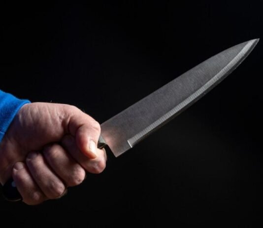 Homem é esfaqueado por amigo durante bebedeira em casa