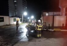 Bombeiros combatem incêndio e atendem vítimas após colisão entre carro e ônibus