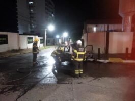 Bombeiros combatem incêndio e atendem vítimas após colisão entre carro e ônibus