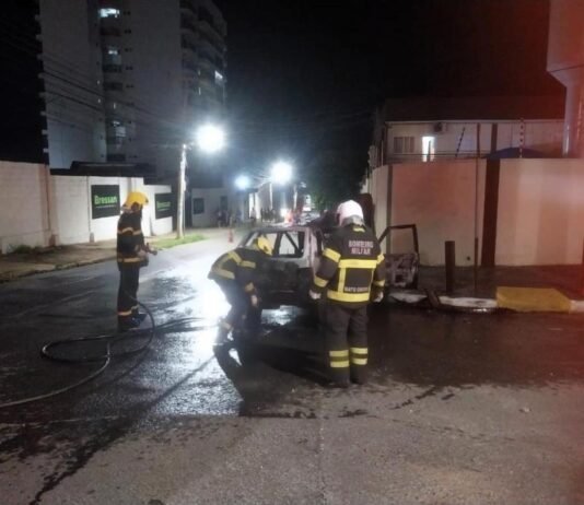 Bombeiros combatem incêndio e atendem vítimas após colisão entre carro e ônibus