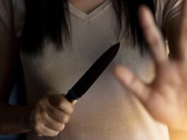 Para defender de ‘pedrada’, mulher esfaqueia marido e acaba na delegacia