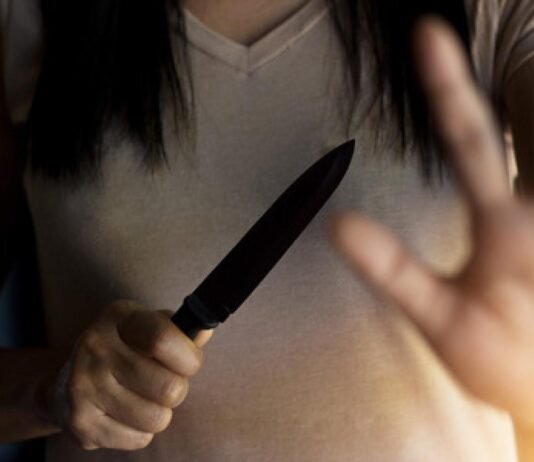 Para defender de ‘pedrada’, mulher esfaqueia marido e acaba na delegacia