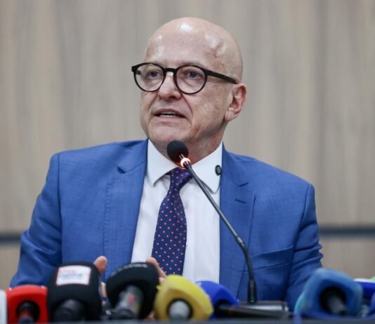 Parte da bancada cobra Pivetta após acusação de negociata