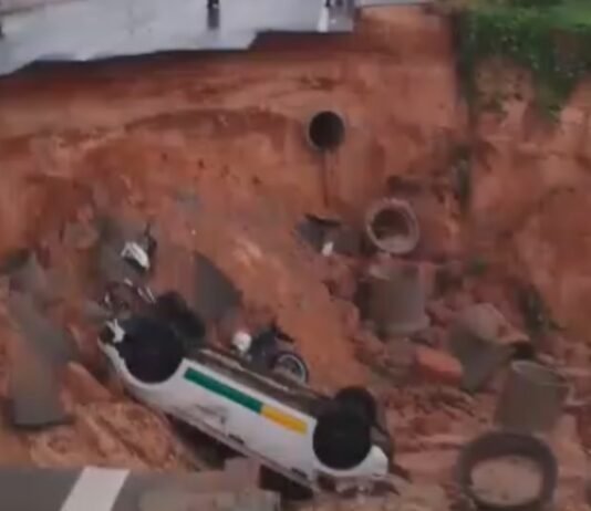 Veja Vídeo – Duas motos e um carro são “engolidos” por cratera no Ceará; um homem morreu