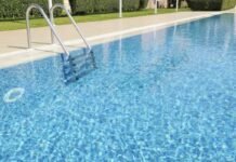 Mulher é encontrada morta em piscina de casa de festas