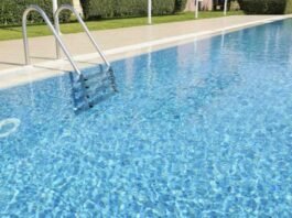 Mulher é encontrada morta em piscina de casa de festas