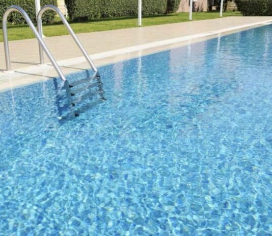 Mulher é encontrada morta em piscina de casa de festas