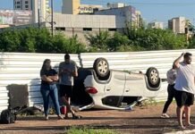 Carro de passeio capota na Prainha, em Cuiabá; mulher fica ferida e é socorrida