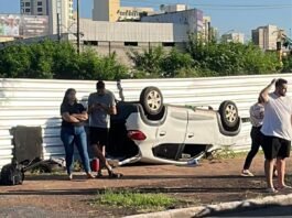 Carro de passeio capota na Prainha, em Cuiabá; mulher fica ferida e é socorrida