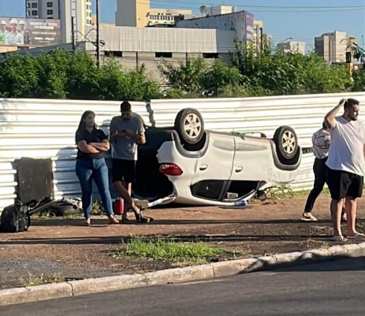 Carro de passeio capota na Prainha, em Cuiabá; mulher fica ferida e é socorrida