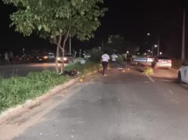 Motociclista de 22 anos perde o controle, bate em árvore e morre