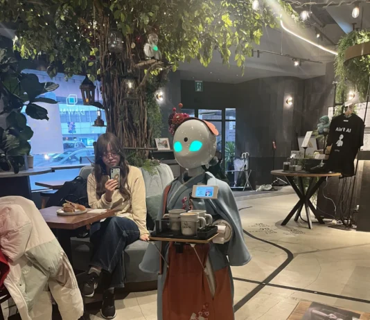 Veja Vídeo – Cafeteria no Japão inova ao colocar robôs controlados remotamente para servir os clientes