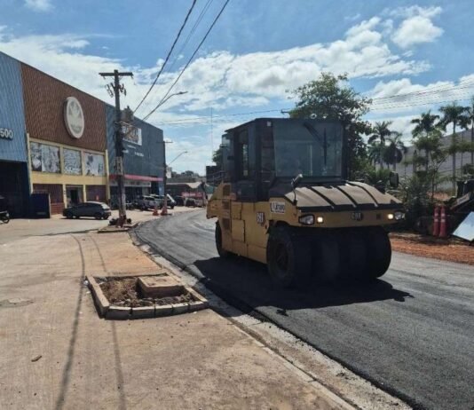 Trechos da Avenida da Prainha recebem camada de asfalto especial para BRT