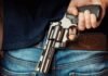 Polícia prende jovem de 20 anos suspeito de dar tiros pro alto em campo de futebol