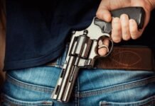 Polícia prende jovem de 20 anos suspeito de dar tiros pro alto em campo de futebol