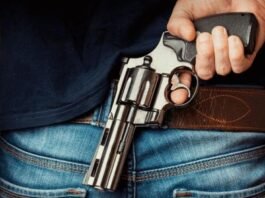 Polícia prende jovem de 20 anos suspeito de dar tiros pro alto em campo de futebol