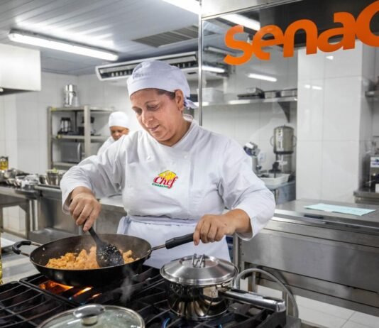 Merendeira de Cuiabá avança para concurso nacional com receita de alimentação escolar