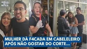 Mulher ataca cabeleireiro pelas costas após não gostar do corte de cabelo
