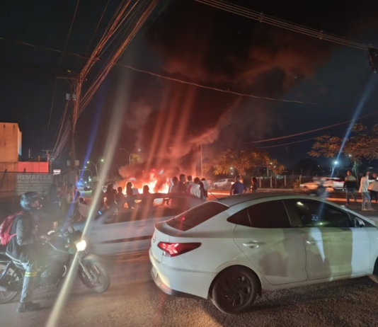 Moradores fecham avenida com pneus em chamas e cobram promessas de prefeita