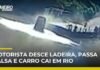 Veja Vídeo – Flagra: carro perde controle, atravessa balsa e cai em rio no Rio Grande do Sul
