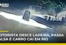 Veja Vídeo – Flagra: carro perde controle, atravessa balsa e cai em rio no Rio Grande do Sul